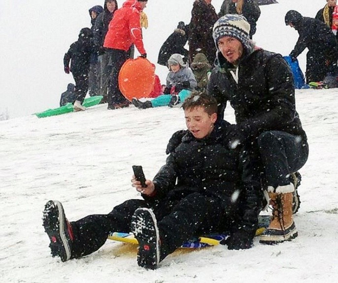 Cha con nhà Beckham chơi đùa trên tuyết ở London.